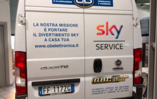 Applicazione lettere prespaziate su furgone, Facility Service Milano