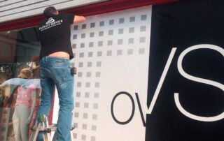 Personalizzazione vetrine OVS Milano con pellicola decorativa, Facility Service Milano