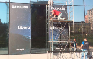 Posa di pellicola adesiva grande formato su vetrate Samsung District, Facility Service Milano