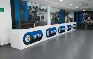 Dettaglio bancone decorato con d-bond stampato per FC Inter, Facility Service Milano