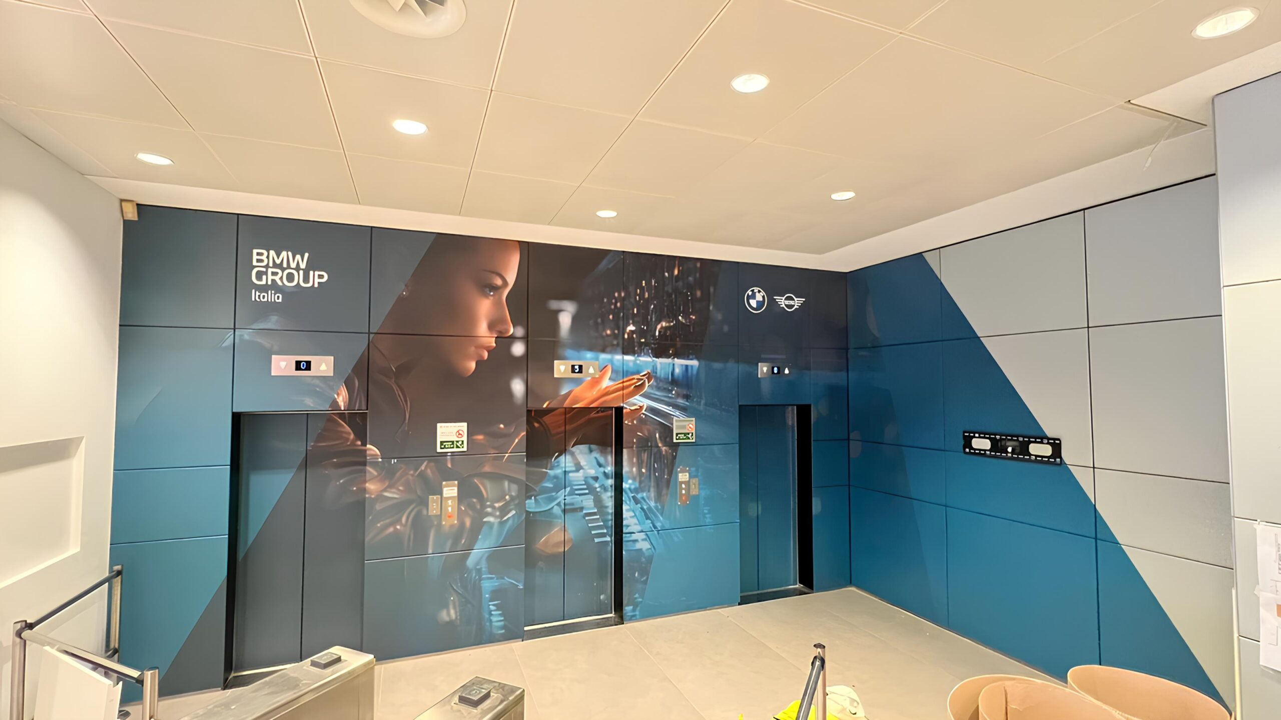 Decorazione ascensori BMW Italia