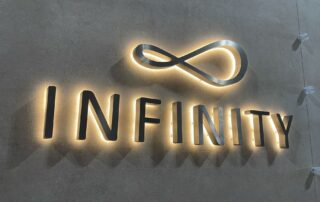 Installazione insegne a muro